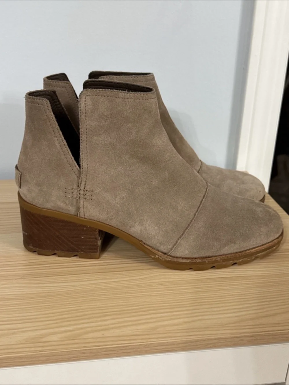 Sorel Women's Cate Cut-Out Waterproof Suede Leather Ankle Boot 9.5 Taupe Chelsea